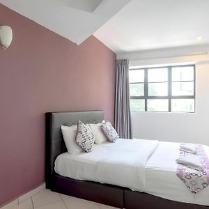 Oyo 89874 Gs Golden Star Hotel
